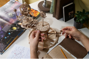 Mechanical Tellurion model kit